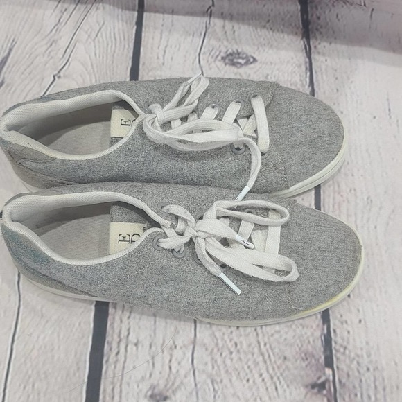 ELLEN DeGeneres Gray and White Tennis Shoes Felt type outside material - Picture 7 of 14